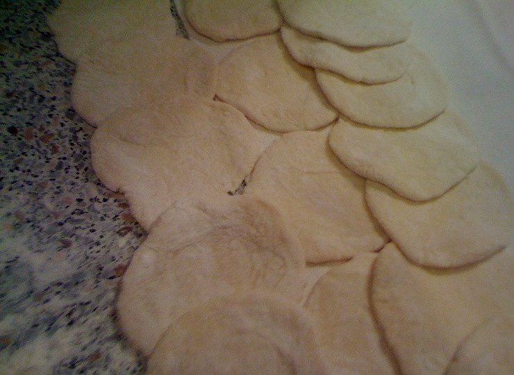 1. Этап. Вареники на пару украинские: Затем каждый кусочек скручиваем в шарик и раскатываем его в лепешку.