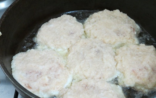 1. Этап. Драники с фаршем куриным: 8. Закрыть фарш еще небольшим слоем картофеля. Жарить драники с фаршем куриным в домашних условиях до золотистой корочки.