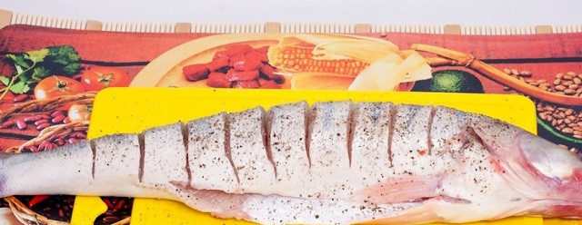 1. Этап. Судак, запеченный в фольге целиком: 2. Рыбку вымойте, обсушите, очистите при необходимости. Сделайте неглубокие надрезы. Посолите и поперчите по вкусу.