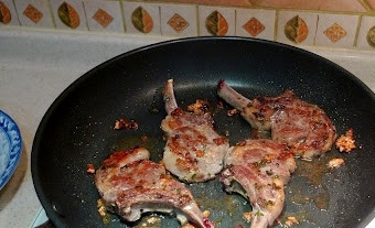 1. Этап. Каре ягненка на сковороде: А теперь выкладываем на сковороду куски ягненка и обжариваем до румяной корочки буквально по 6-8 минут с каждой стороны. Обжаренное мясо складываем в миску и накрываем.