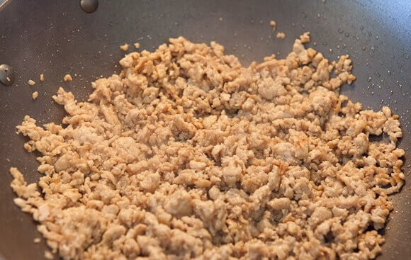 1. Этап. Спринг роллы с курицей: 3. На сковороду налейте немного масла, разогрейте его, а затем выложите фарш. Обжарьте, постоянно помешивая, чтобы не образовывались комочки.