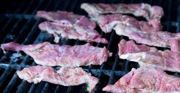 1. Этап. Карне асада из говядины: Готовое мясо поджарьте на решетке гриля до золотистого цвета.