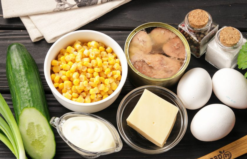 1. Этап. Салат с тунцом, кукурузой и сыром: Подготовьте все ингредиенты по списку. Яйца заранее отварите и дайте остыть.