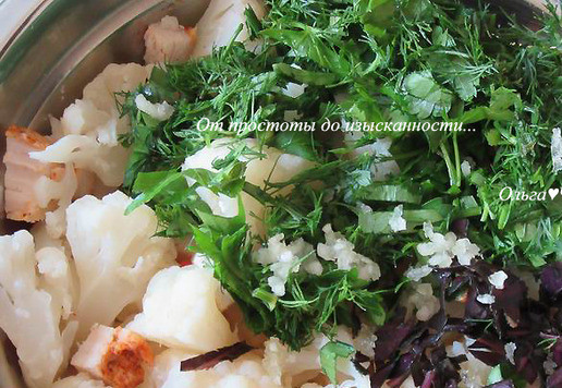 1. Этап. Запеканка из цветной капусты в мультиварке: Всыпьте рубленную зелень (укроп, петрушку, базилик) и измельченный чеснок.