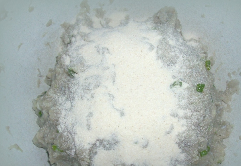 1. Этап. Диетические рыбные котлеты: 2. Чтобы котлетки не распадались и не были слишком жидкие, добавить немного манной крупы. Сразу можно положить 2-3 столовые ложки, а потом, постоянно перемешивая, добавлять понемногу.