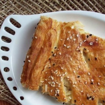 Пирог с капустой из слоеного дрожжевого теста