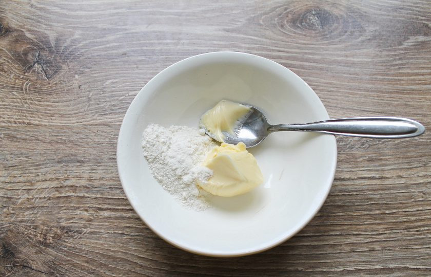 1. Этап. Рогалики в хлебопечке: Мягкое сливочное масло смешайте с 1 чайной ложкой муки до однородности.