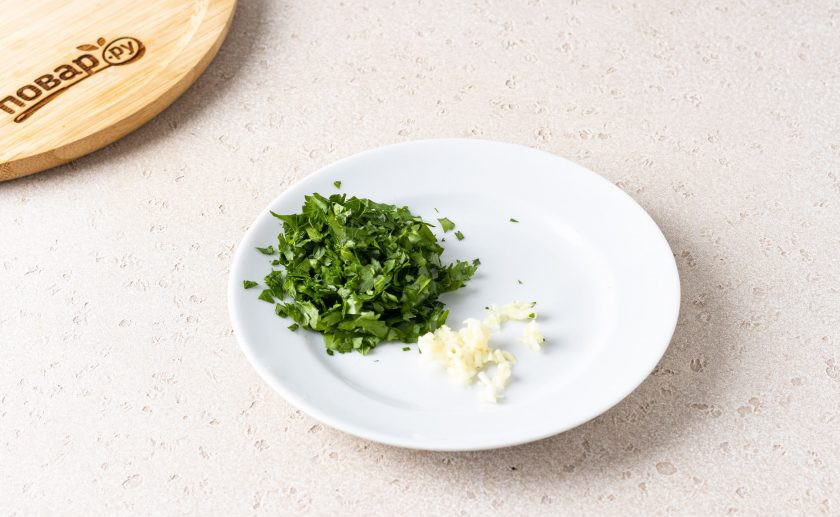 1. Этап. Фасолевые котлеты: Зелень мелко порубите. Чеснок пропустите через пресс.