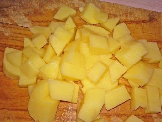 1. Этап. Лососевый суп: 9. Бульон отправляю на огонь, тем временем чищу картошку и нарезаю ее небольшими кусочками.