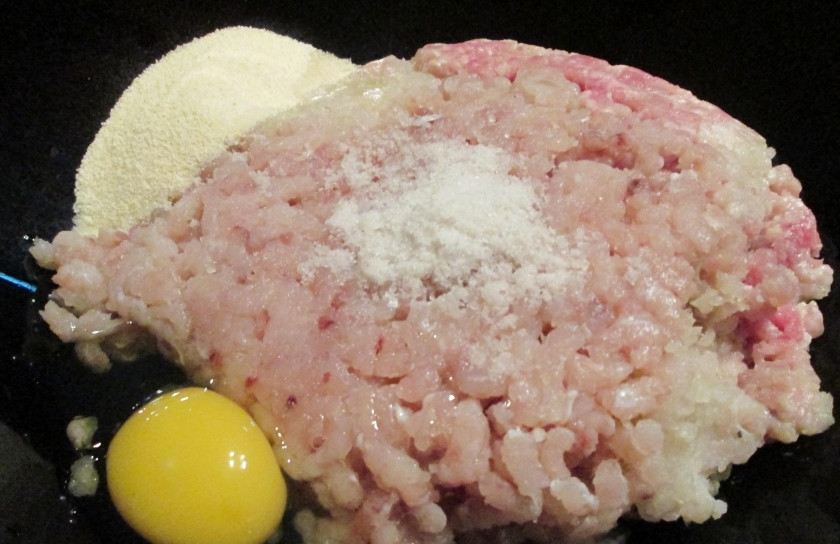 1. Этап. Котлеты из пикши: Добавляем яйцо, манку и специи.