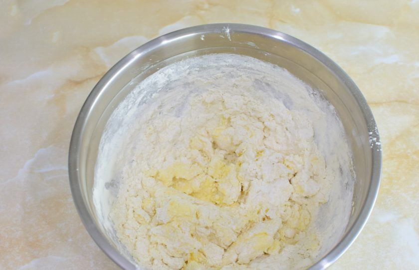 1. Этап. Песочное печенье с повидлом: Добавьте щепотку соли и соды. Муку просейте через сито и постепенно подсыпайте в тесто.