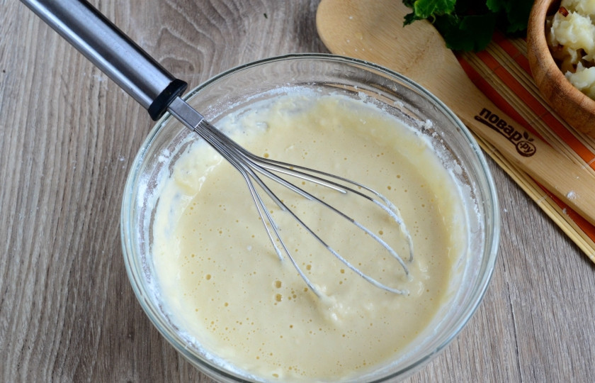 1. Этап. Супер вареники (быстрый способ лепки вареников): Для начала замесите тесто. В теплой воде растворите яйцо и соль, хорошо размешайте. Добавьте просеянную муку.