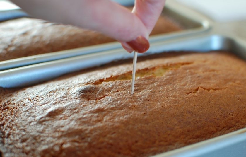 1. Этап. Лимонный кекс с майонезом: 11. Немного остывшие кексы проткните зубочисткой (около 20-30 проколов).