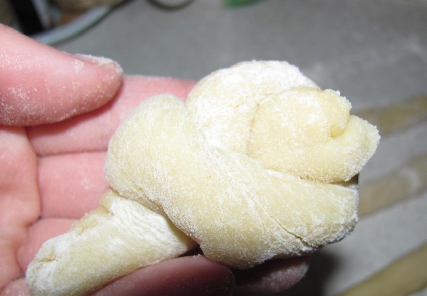 1. Этап. Булочки на кефире без дрожжей: 5. Сворачиваю колбаску так, будто собираюсь завязывать петлю.