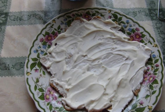 1. Этап. Тирамису без выпечки: Смажьте слой кремом.