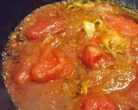 1. Этап. Мидии в остром кокосовом соусе: Добавить куркуму и кориандр. Жарить 1 минуту. Затем добавить пасту карри, влить томатное пюре и готовить ещё минуту.