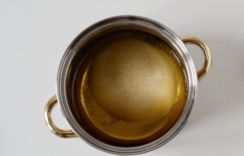 1. Этап. Искусственный мед: В кастрюле соедините яблочный сок, сахар и лимонную кислоту. Доведите до кипения.