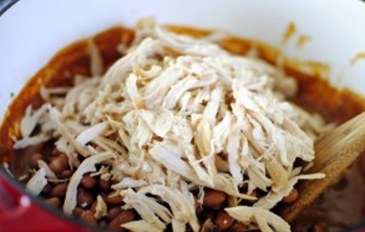 1. Этап. Курица с чили и фасолью: Затем выложите в соус фасоль и курицу, перемешайте.