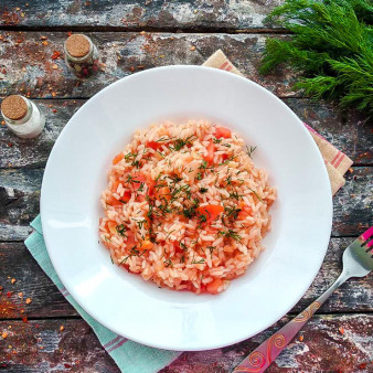 Рис с чесноком и помидорами