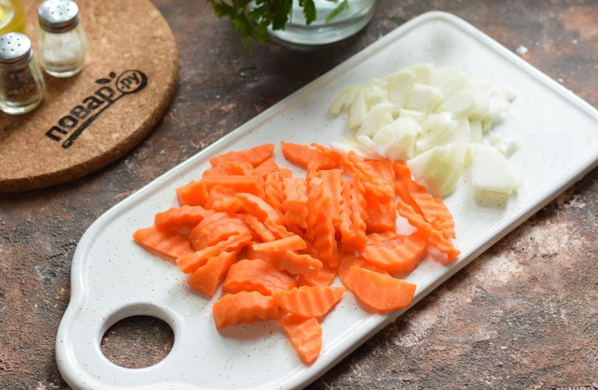 1. Этап. Плов с курицей и стручковой фасолью: Очистите лук и морковь, овощи вымойте и просушите. Морковь нарежьте брусочками, лук нарежьте кубиками.