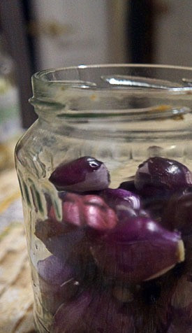 1. Этап. Маринованный лук жемчужный и рубиновый: У меня получилось не очень плотно. Отправить к луку оба перца.