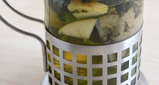 1. Этап. Зеленый чай с ромашкой: 2. Теперь всыпаем чай, температура как раз опустилась до 90 градусов, а это как раз лучшая температура для зеленого чая. Завариваем еще 5 минут.