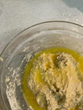 1. Этап. Закусочные сырные кексы: Добавить растопленное сливочное масло