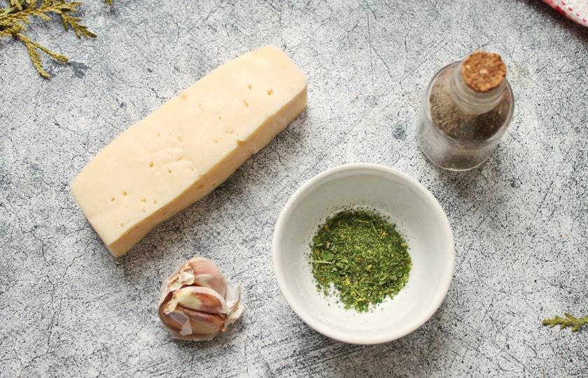 1. Этап. Сырные чипсы из сыра: Подготовьте все необходимые ингредиенты для приготовления сырных чипсов из сыра.