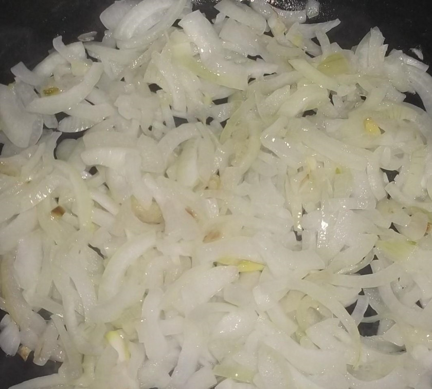 1. Этап. Солянка традиционная: 3. Сковороду ставлю на огонь, наливаю в неё немного растительного масла, которое разогреваю. Отправляю на сковороду порезанный лук, обжариваю его 3-5 минут.