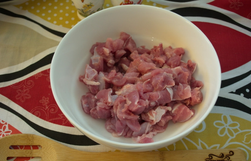 1. Этап. Осетинский пирог Царский: Мясо индейки нарежьте кусочками. У меня мясо с ножки птицы.