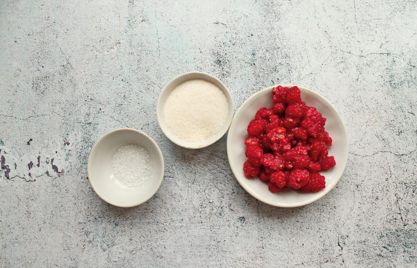 1. Этап. Малиновое варенье на фруктозе: Подготовьте все необходимые ингредиенты для приготовления малинового варенья на фруктозе.