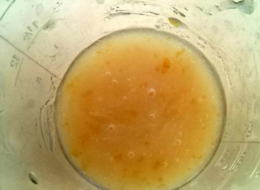 1. Этап. Вегетарианская шарлотка без яиц: Сахар, соль, растительное масло и яблочное пюре смешайте погружным блендером.