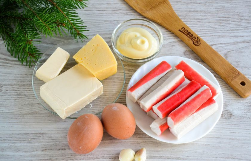 1. Этап. Закуска на год Крысы: Подготовьте все необходимые ингредиенты. Яйца предварительно отварите вкрутую и остудите.