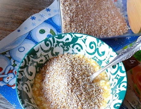 1. Этап. Творожно-овсяные вафли с ветчиной: Всыпать овсяные отруби, перемешать.