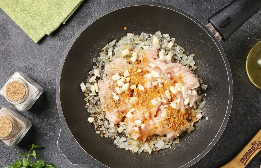 1. Этап. Запеканка Макароша: Добавьте фарш, измельчённый чеснок, соль и специи по вкусу.