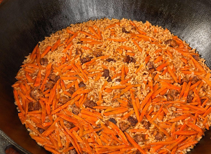 1. Этап. Шавля по-узбекски: 8. Вода впиталась, а значит сразу же можно подавать к столу. Очень просто, сытно, ароматно и невероятно аппетитно.