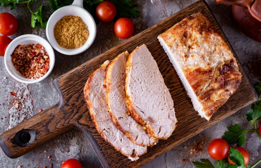 1. Этап. Свинина в аэрогриле: Подавайте свинину, приготовленную в аэрогриле горячей или охлажденной, нарезав на аппетитные ломтики.