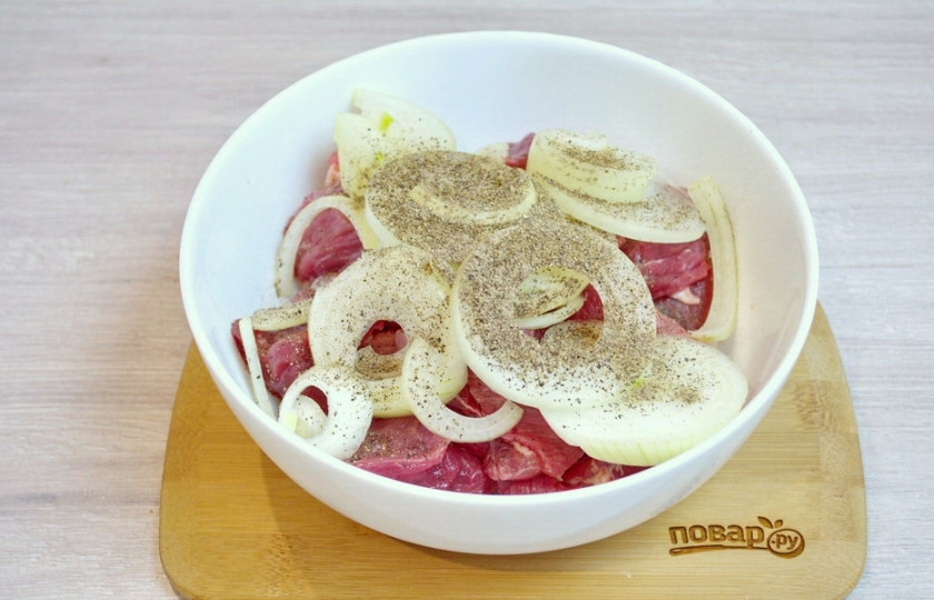 1. Этап. Шишкебек: Добавьте немного соли, сахара, специй. Сахар я кладу, чтобы уменьшить кислоту уксуса и лука. Его необходимо совсем немного. Достаточно будет щепотки.