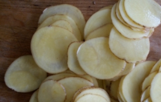 1. Этап. Свинина запеченная в мультиварке: Картофель нарежьте ломтиками.