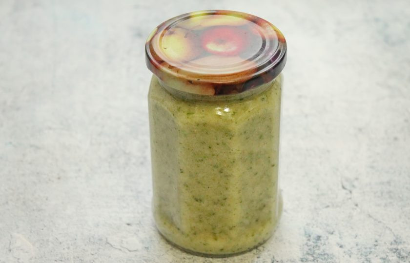 1. Этап. Сырое варенье из фейхоа: Готовое варенье разложите по стерилизованным, сухим банкам и плотно закройте, после этого уберите на хранение.