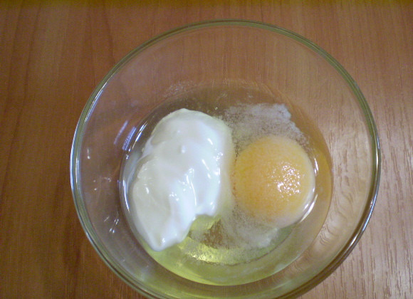 1. Этап. Капустная запеканка в духовке: 5. Смешиваем сырое яйцо со сметаной и солью.