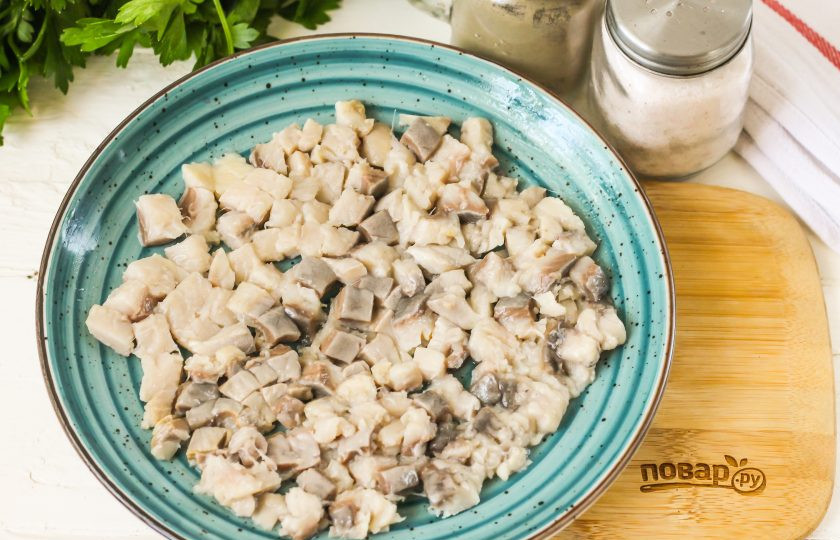 1. Этап. Селедка под шубой по Дюкану: Филе слабосоленой сельди нарежьте кубиками и выложите на тарелку.