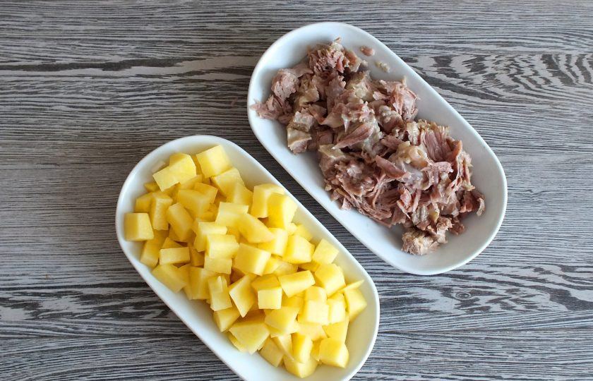 1. Этап. Солянка на говяжьем бульоне: С ребрышек снимите мясо, нарежьте его помельче. Очистите картофель и нарежьте кубиком со стороной 1 см.