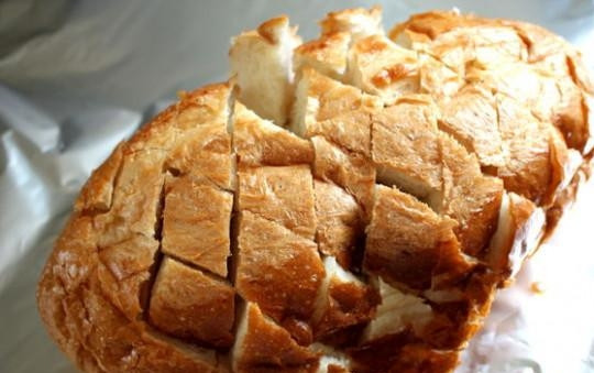 1. Этап. Сырный хлеб с зеленью: Хлеб порежьте решеткой, как на фото.