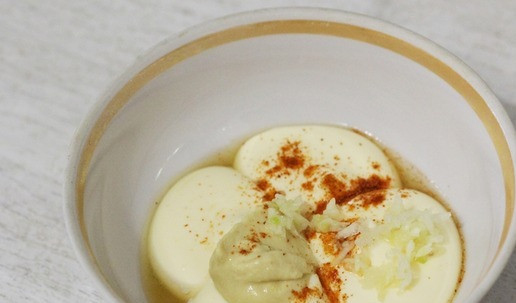 1. Этап. Полента а-ля картофель фри: Необязательно, но всё же порекомендую приготовить к этой закуске соус: в небольшой мисочке смешать майонез с дижонской горчицей, лимонным соком, сахаром и кайенским перцем.