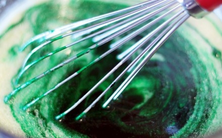 1. Этап. Капкейки на девичник: 2. Взбейте все до однородности. На этом этапе вы можете регулировать насыщенность цвета.