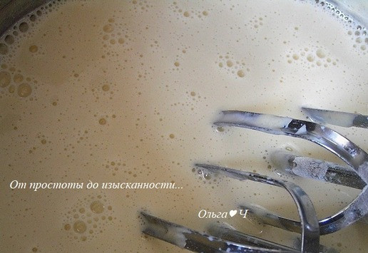 1. Этап. Клафути с виноградом: Постепенно добавьте муку и молоко, продолжая взбивать.