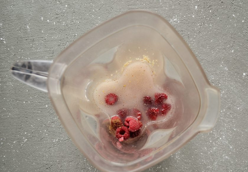 1. Этап. Напиток из льняного семени: В блендере измельчите все ингредиенты до однородного состояния.