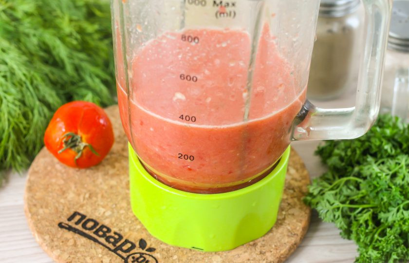 1. Этап. Гаспачо по-андалузски: Всыпьте соль, молотый черный перец и влейте лимонный сок. Отпюрируйте содержимое емкости примерно 3-5 минут, используя пульсирующий режим, чтобы все превратилось в однородную массу.