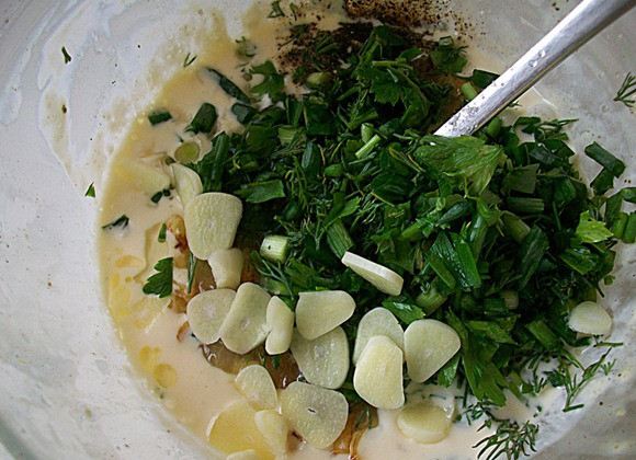 1. Этап. Соус из сметаны и майонеза: Добавляем в соус зелень и мелко порезанный чеснок (можно измельчить в блендере).